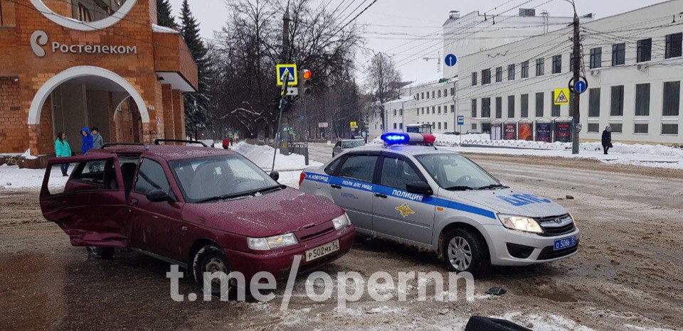 Женщина вылетела из такси прямо на дорогу в Нижнем Новгороде (ФОТО)