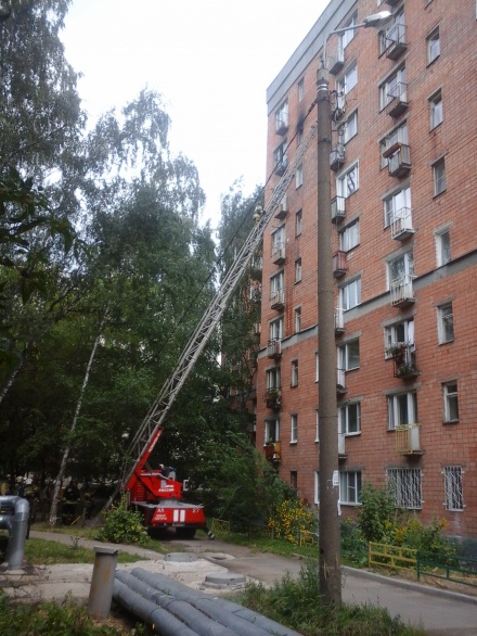 Пожарные спасли двух человек с девятого этажа при пожаре на улице Белинского