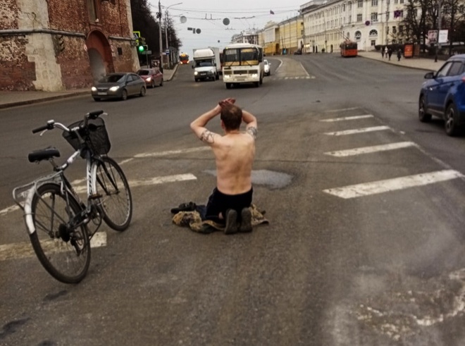 Мужчина устроил одиночный молебен на главной площади Нижнего Новгорода