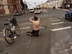 Мужчина устроил одиночный молебен на главной площади Нижнего Новгорода