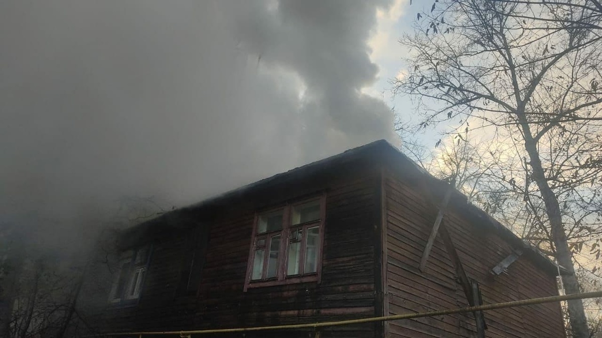 Двухэтажный деревянный дом загорелся в Ленинском районе - фото 1