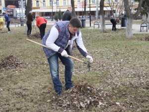 Нижновэнерго провел субботник в сквере на площади Маркина