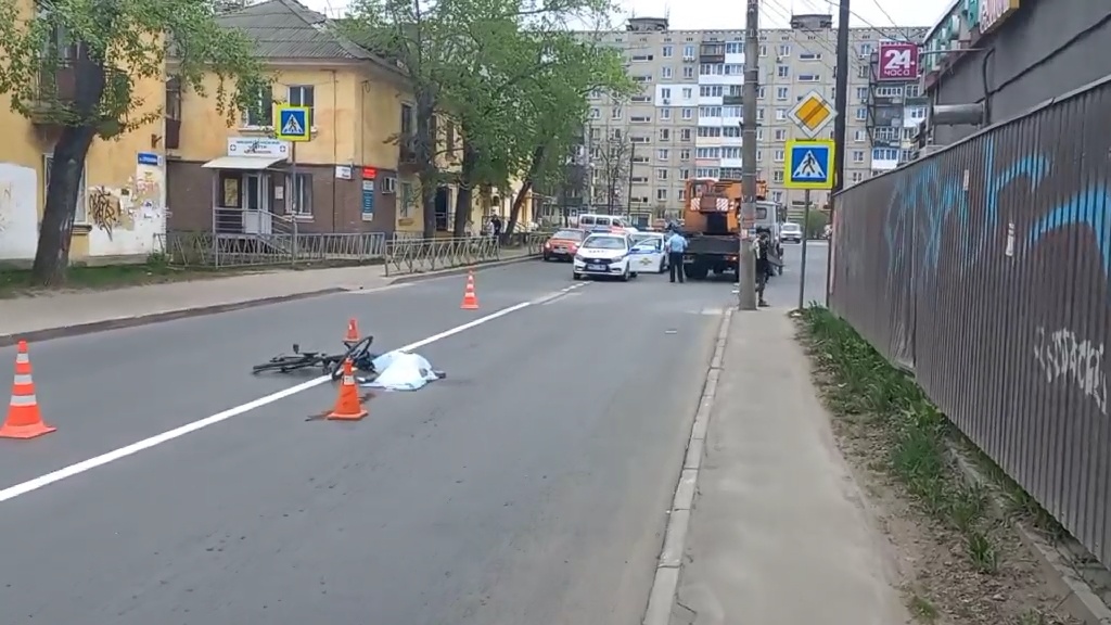 Момент гибели пьяного велосипедиста в Сормове попал на видео - фото 1