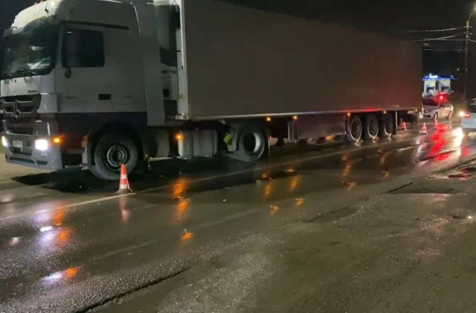 Фура сбила мужчина на пешеходном переходе в Дзержинске - фото 1