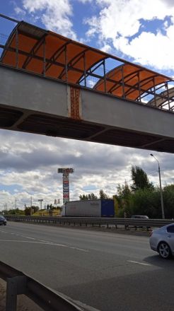 Навес пешеходного моста сдуло у нижегородской &laquo;Меги&raquo; - фото 1