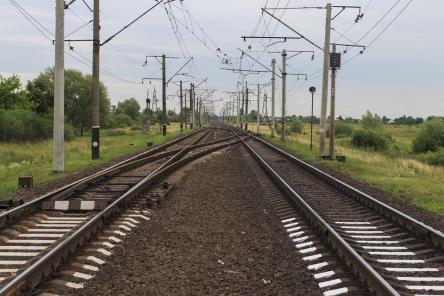 Зачем вдоль железнодорожных путей выкладывают щебень?