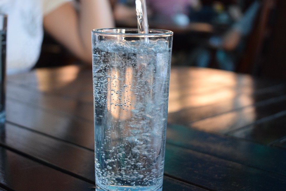 Зачем пить минеральную воду каждый день - фото 1