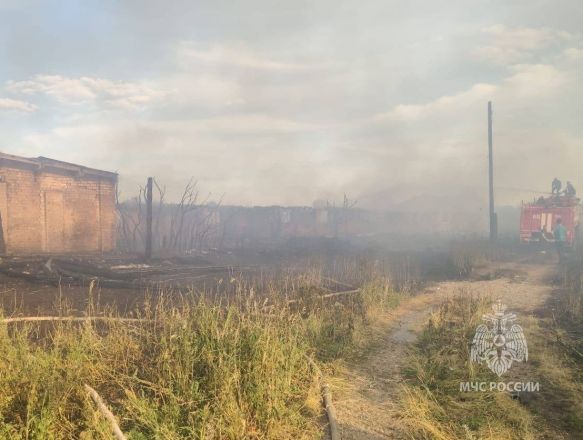 Заброшенное здание загорелось в Шатковском районе - фото 3