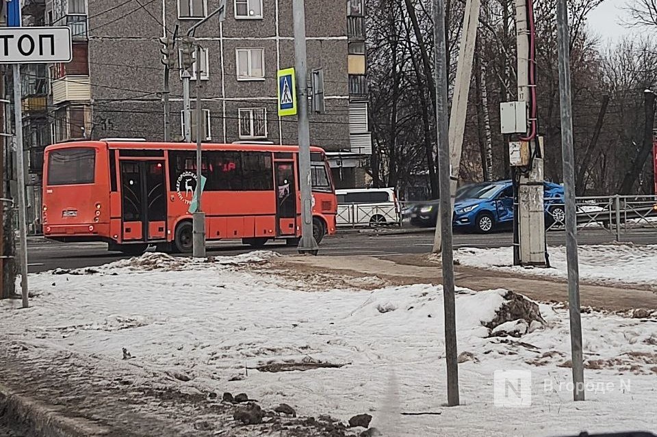 Водитель иномарки пострадал в ДТП с автобусом в Нижнем Новгороде