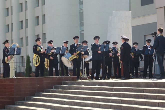 Оркестр нижегородской полиции дал концерт в честь Дня Победы - фото 3