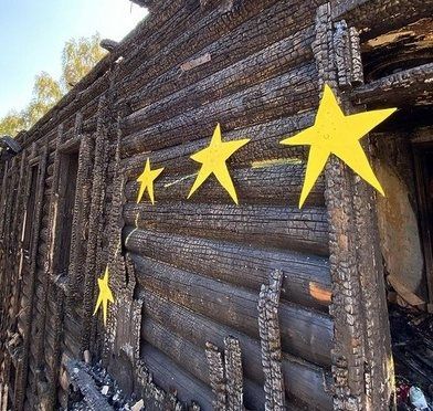 Стрит-арт со звездами появился на сгоревшем доме на Ильинской - фото 3