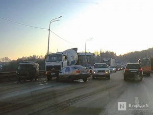 Две аварии случились на Мызинском мосту во второй день зимы