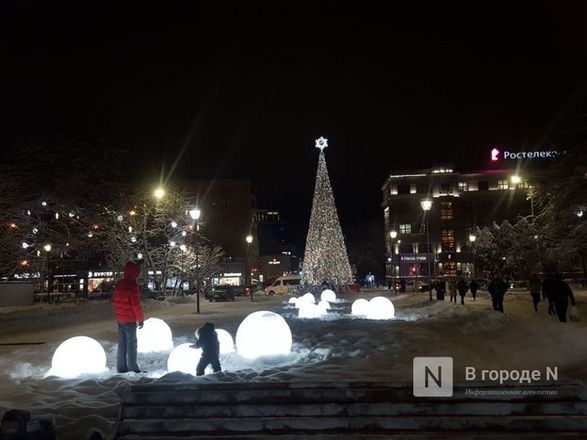 Светящиеся качели установили на площади Горького - фото 4