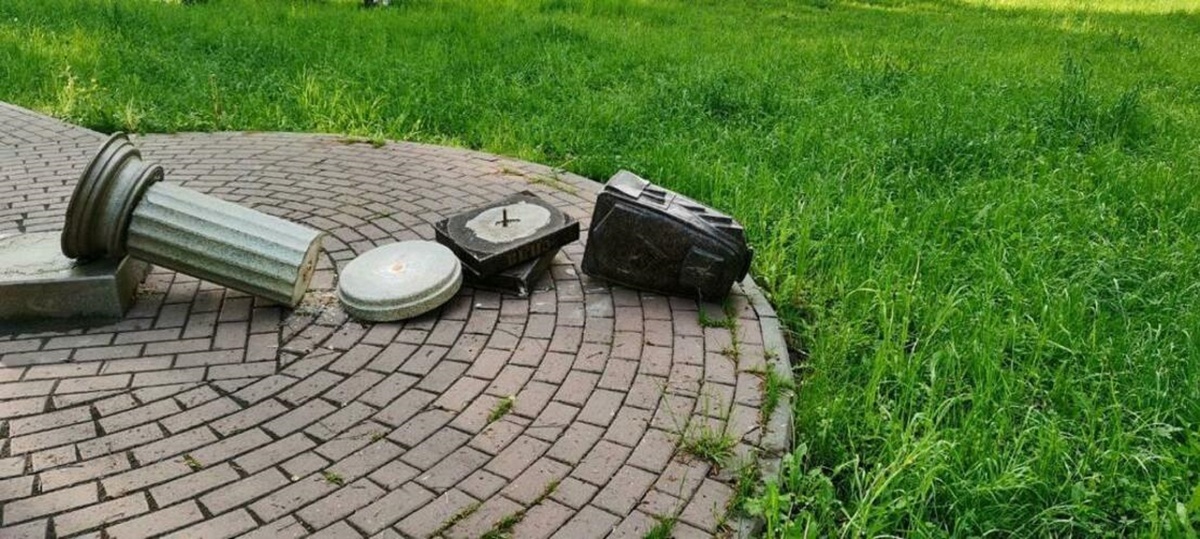 Скульптуру школьного портфеля сломали вандалы в Сормовском районе - фото 1