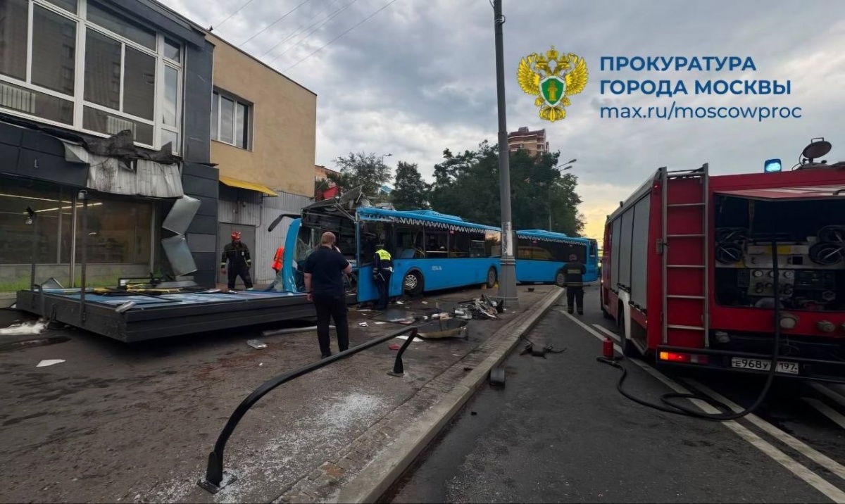 Грузовик с нижегородскими номерами попал в серьезное ДТП с автобусом в Москве - фото 1