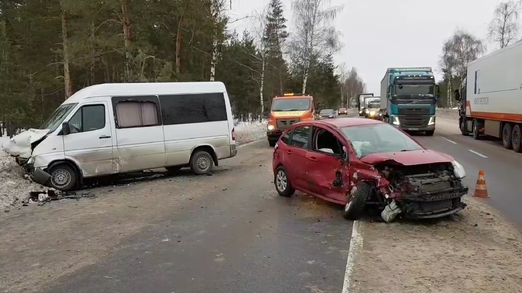 Четыре человека получили травмы в столкновении микроавтобуса и легковушки в Дзержинске - фото 1