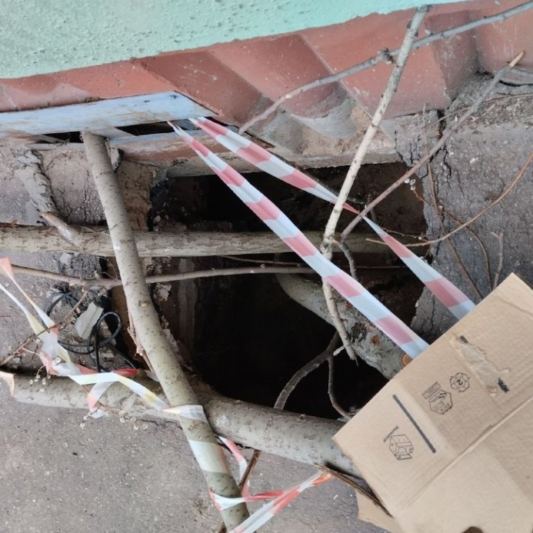 Огромный провал образовался около десятиэтажки в Верхних Печерах - фото 2