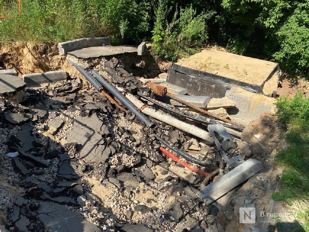 Гигантский провал образовался у жилого дома в центре Нижнего Новгорода - фото 1