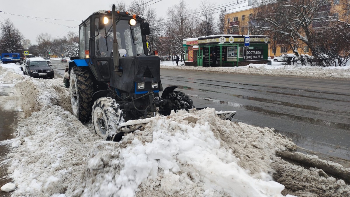 Более тысячи дорожных рабочих очищали от снега тротуары и остановки в  Нижнем Новгороде