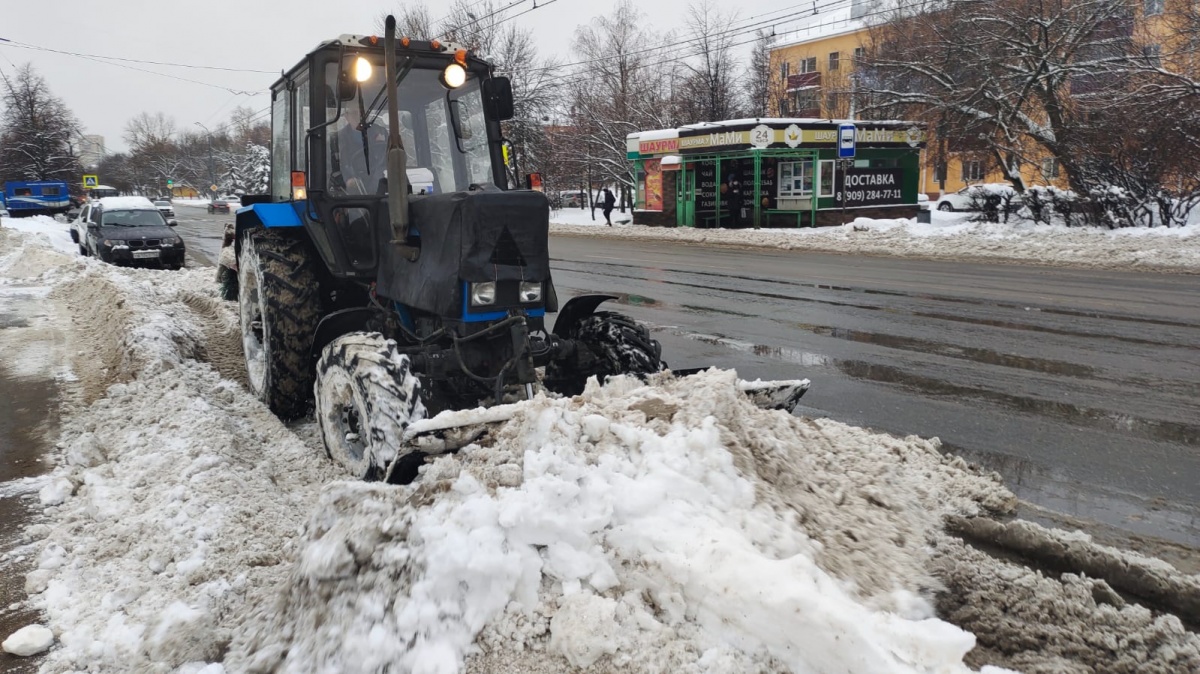 Более тысячи дорожных рабочих очищали от снега тротуары и остановки в Нижнем Новгороде - фото 1