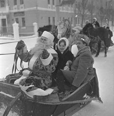 Новогодние гуляния. Дед Мороз катает на санках горьковчан. 1968 год / госкаталог.рф От XIX века до советских времен: как раньше отмечали Новый год в Нижнем Новгороде — фото - фото 33