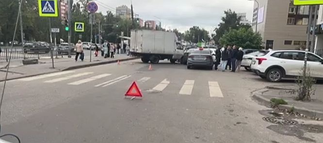 Массовое ДТП с четырьмя автомобилями случилось в Нижнем Новгороде - фото 1