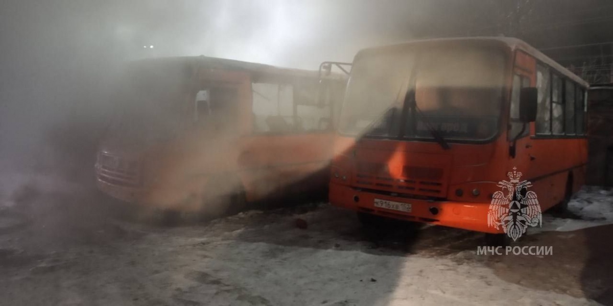 Два автобуса сгорели в Автозаводском районе - фото 3