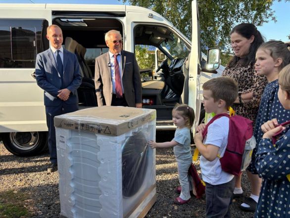 Председатель ЗСНО Люлин вручил многодетной семье ключи от микроавтобуса - фото 4