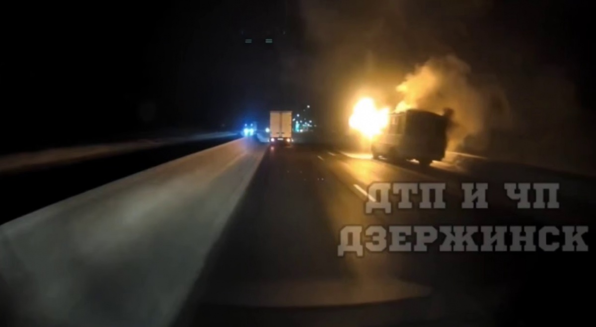 Пассажирский автобус загорелся на трассе в Нижегородской области - фото 1
