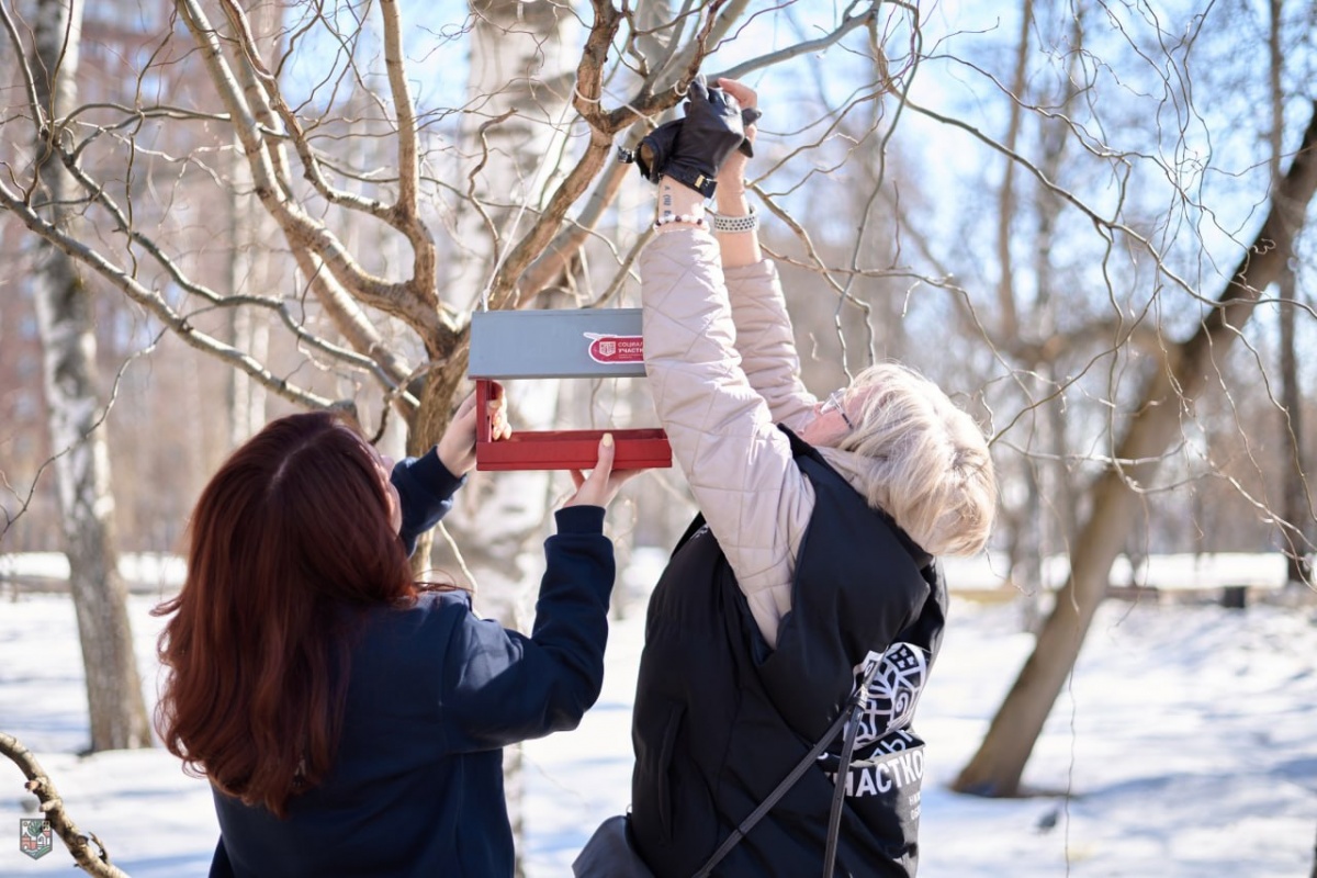 Социальные участковые провели экологическую акцию с кормушками для птиц - фото 1