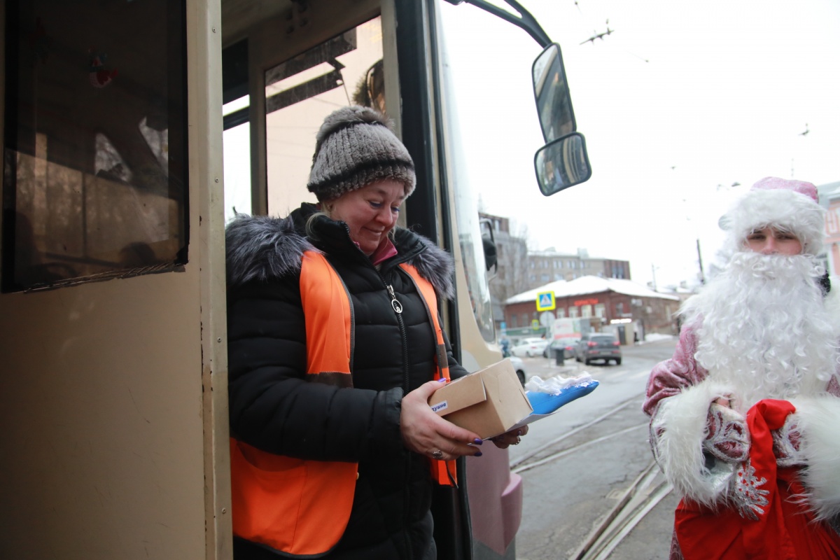 Юные нижегородцы подарили кексы и игрушки водителям трамваев - фото 2