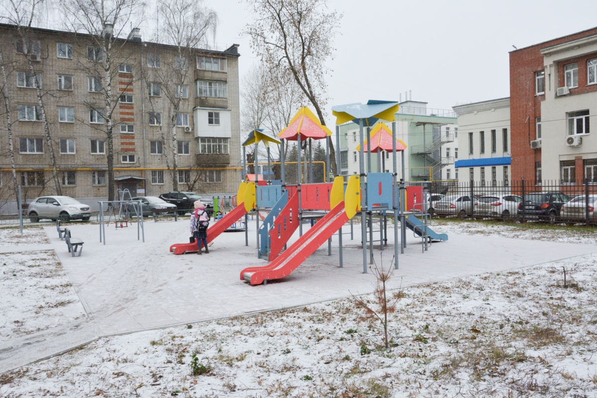 Детские площадки и новые парковки появились во дворах Московского района - фото 1
