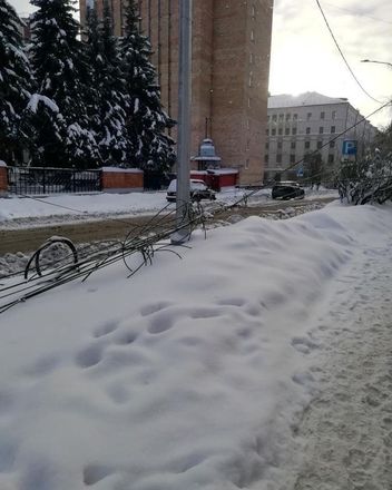 Свисающие провода заметили нижегородцы на улице Семашко - фото 1