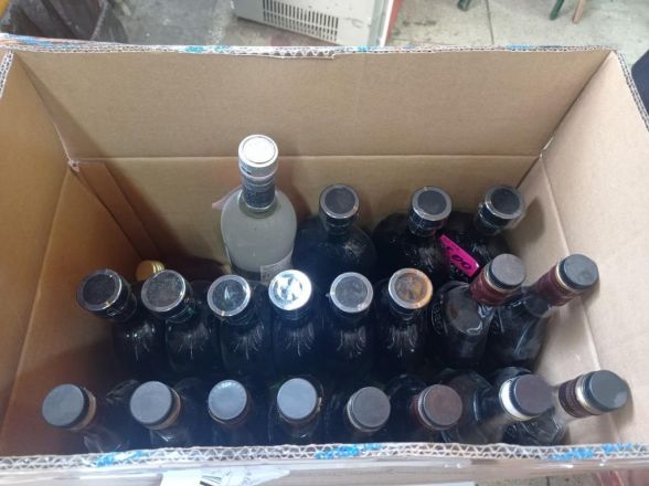 Тонну нелегального алкоголя и насвай нашли в подпольном магазине в Кстове - фото 3
