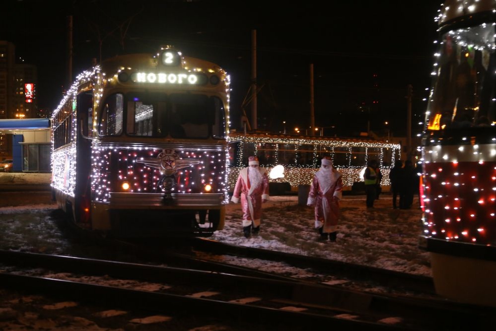 Три новогодних трамвая начали курсировать по Нижнему Новгороду 14 декабря  - фото 1