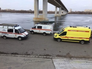 Нижегородские спасатели сняли мужчину со льдины на Оке
