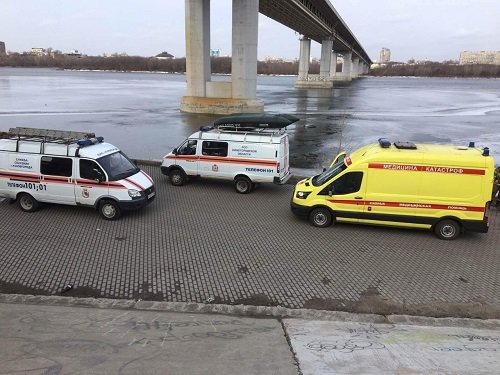 Нижегородские спасатели сняли мужчину со льдины на Оке - фото 1