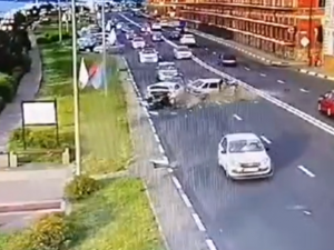 Видео столкновения трех машин на Нижне-Волжской набережной появилось в соцсетях
