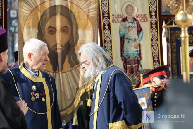 Шли Крестным ходом и ели гигантский кулич: как прошла Пасха в Нижнем Новгороде — фоторепортаж - фото 8