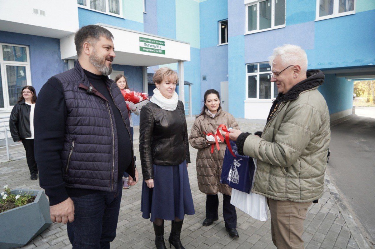 Четыре семьи получили новое жилье вместо аварийного в Дзержинске - фото 1