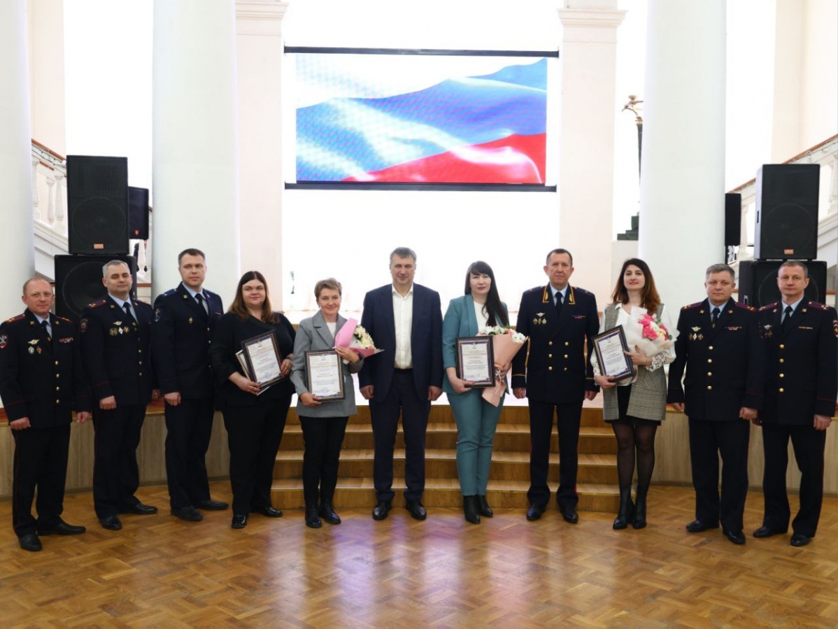 Работниц УИК в Дзержинске наградили за предотвращение поджога урны