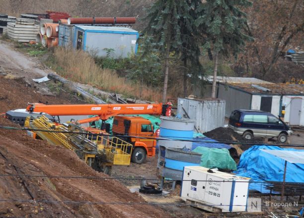 Сорванные сроки и тонна грязи: фоторепортаж со стройки террасного парка в Почаинском овраге - фото 27