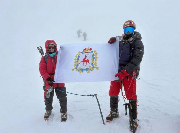 Семья развернула флаг Нижегородской области на Эльбрусе: фото - фото 1