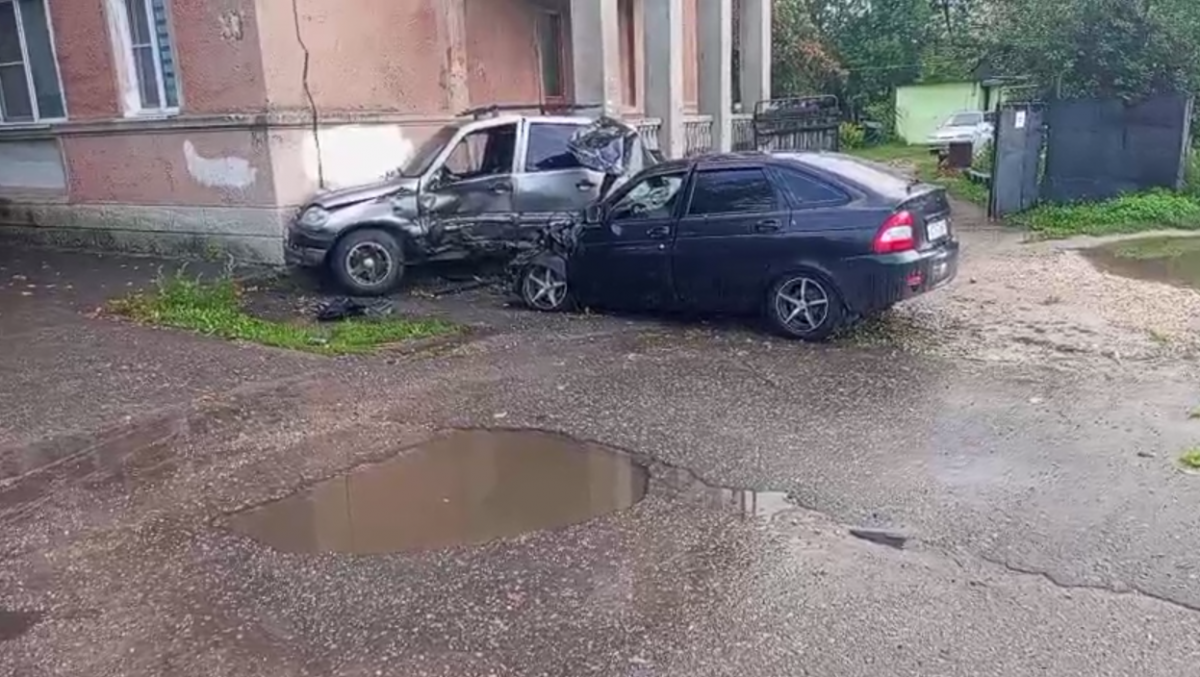 Пьяный водитель влетел в автомобиль и дом в Заволжье - фото 1