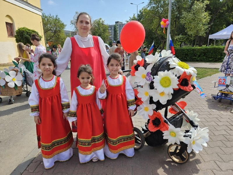 Яркий парад детских колясок прошел в Автозаводском парке 19 августа - фото 1