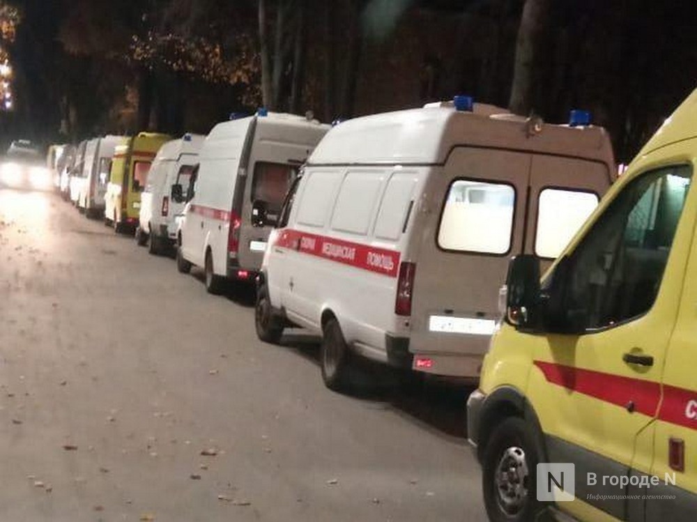 Очередь из 20 карет скорой помощи образовалась у нижегородской больницы - фото 1