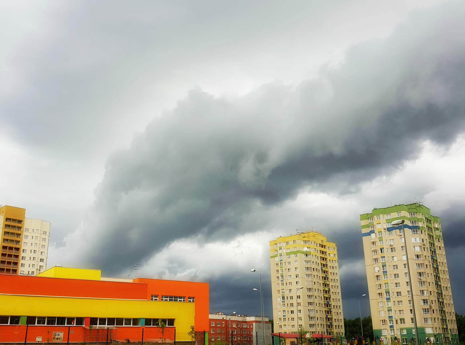 Пасмурно и зрелищно: нижегородцы поделились фотографиями неба перед дождем - фото 2