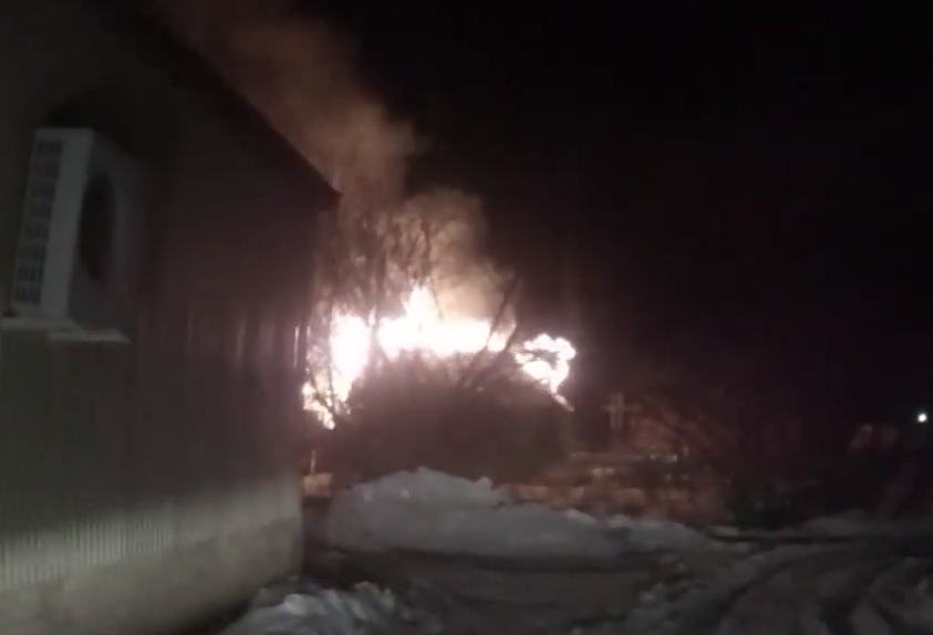 Женщину из горящего дома спасли нижегородские полицейские - фото 1