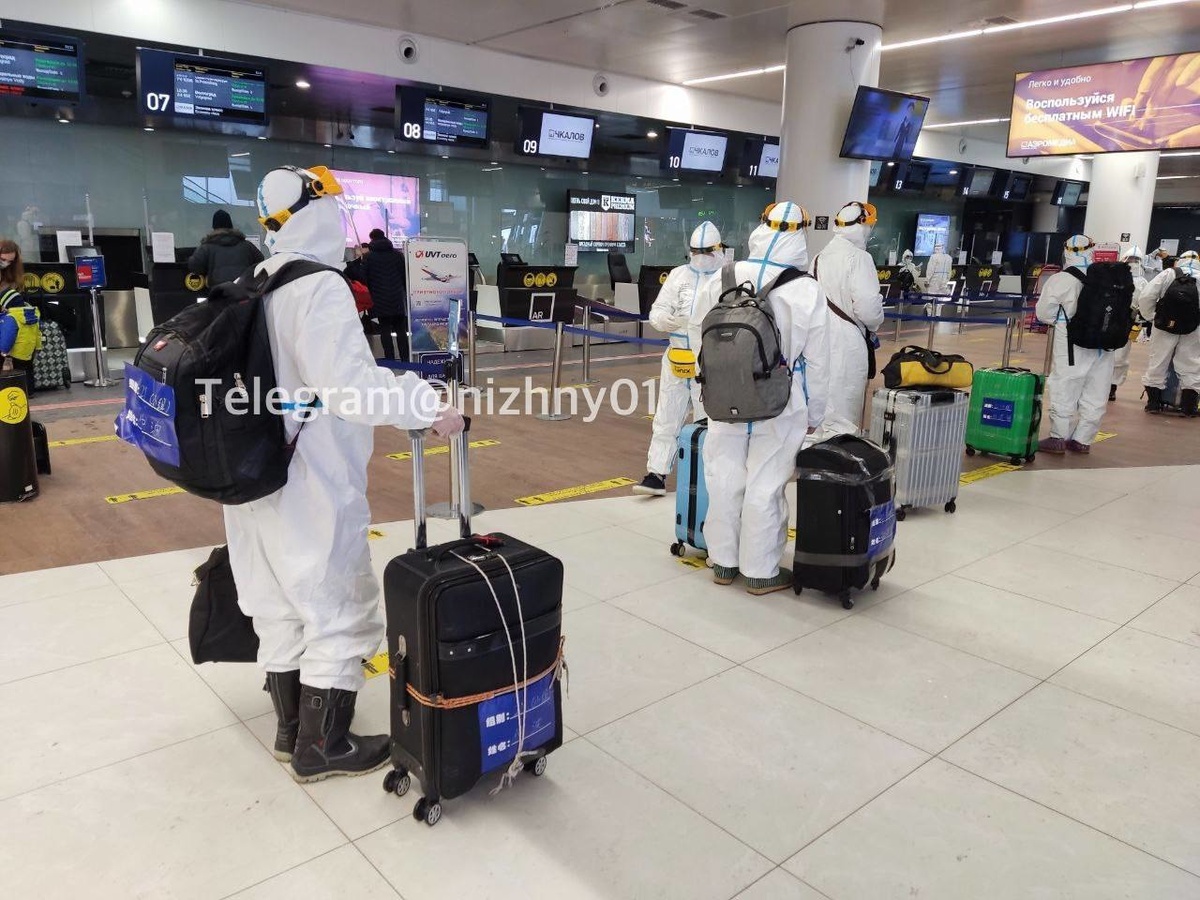 Нижегородцев удивили китайцы в костюмах химзащиты в аэропорту - фото 1