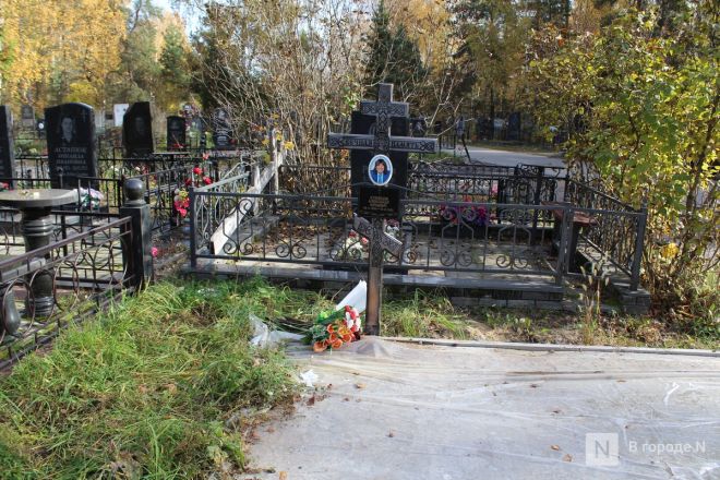 Огромные памятники и скромные кресты: показываем, как выглядят могилы известных нижегородских политиков - фото 30